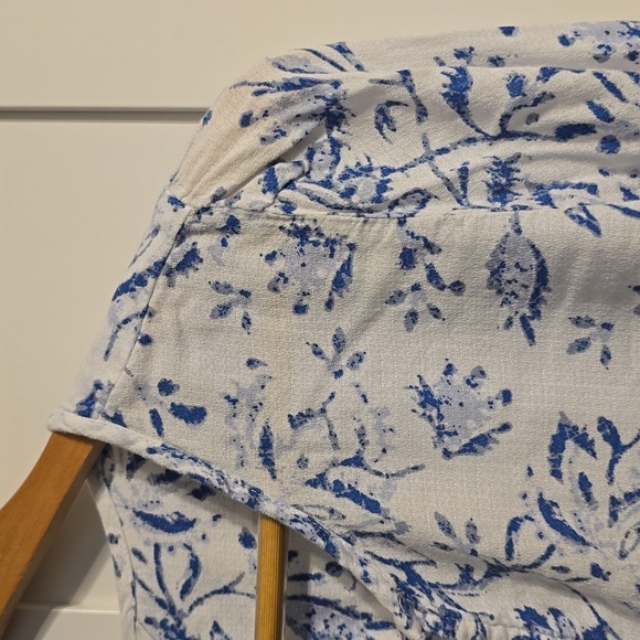 Lucky Brand Top Blouse Women's Medium White Blue Split-Neck Smocked Comfy Casual - Picture 3 of 10